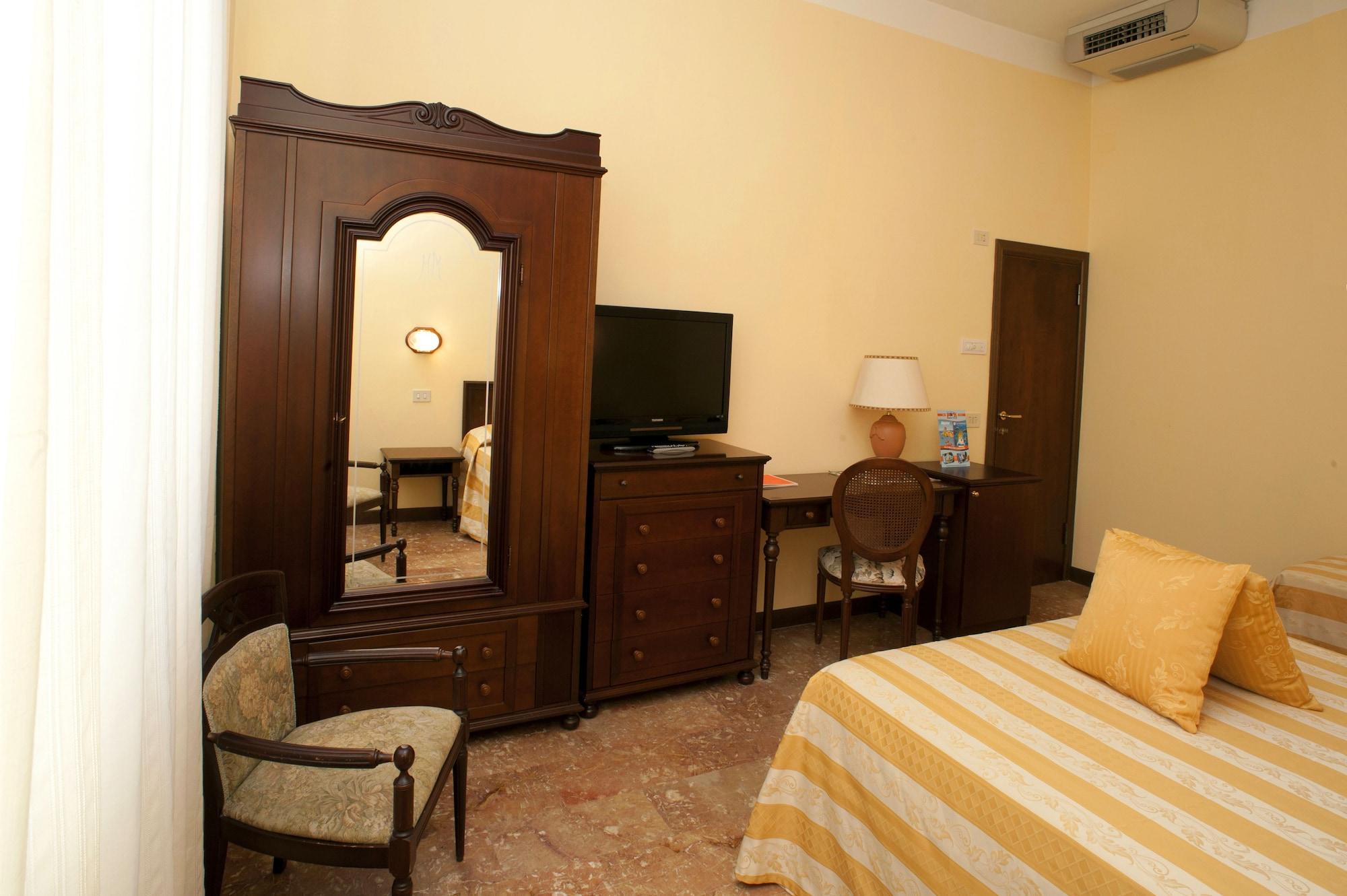 Hotel Milano Helvetia Riccione Buitenkant foto