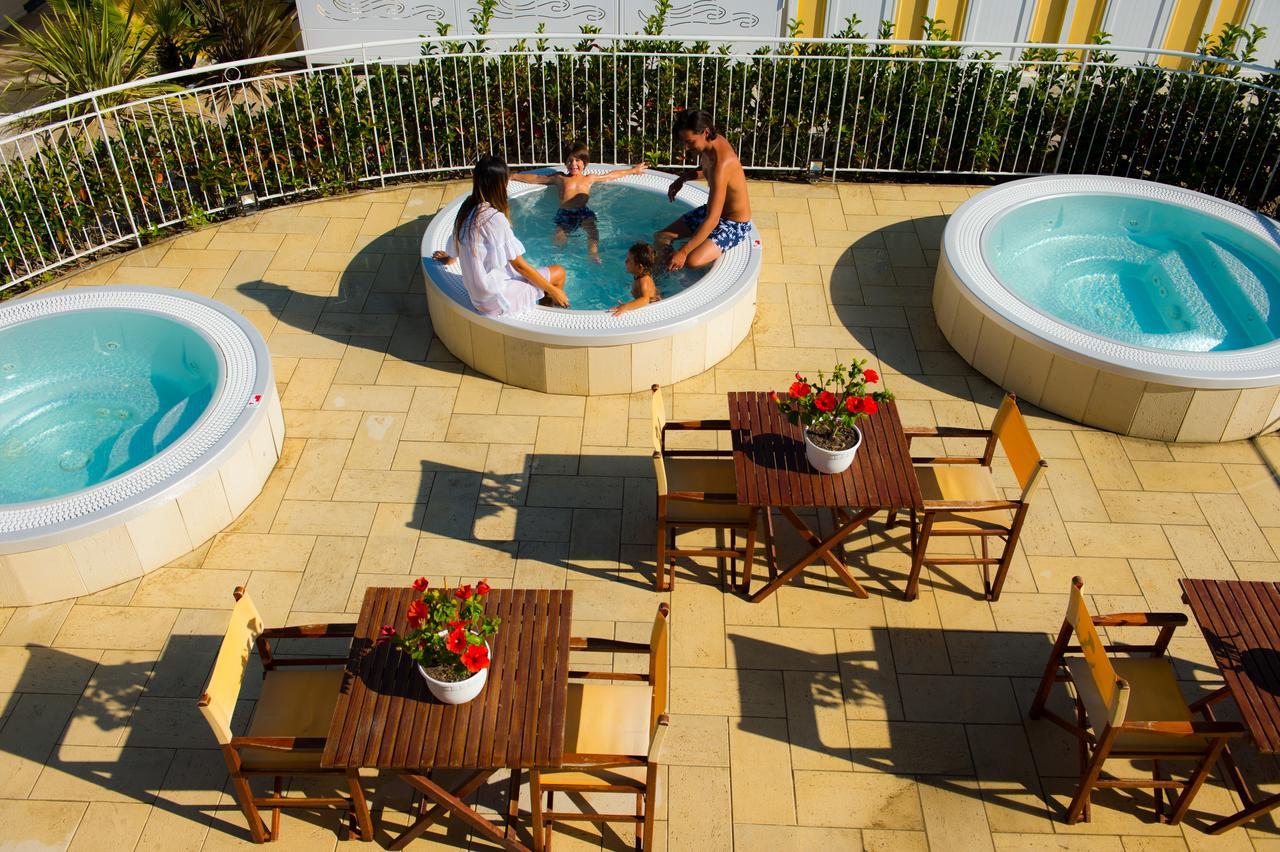 Hotel Milano Helvetia Riccione Buitenkant foto