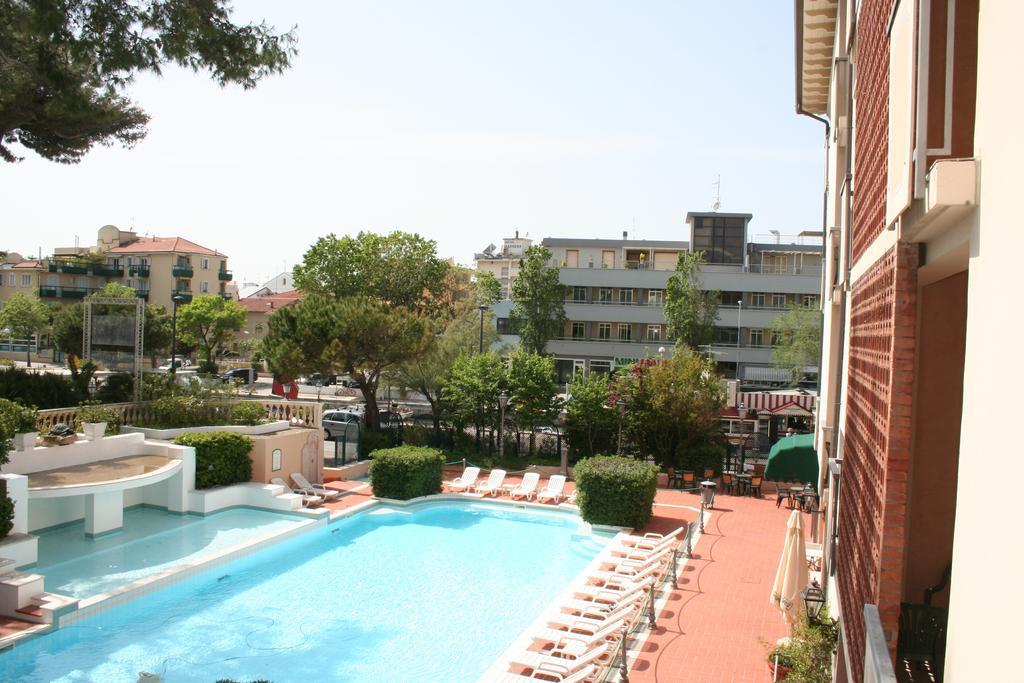 Hotel Milano Helvetia Riccione Buitenkant foto